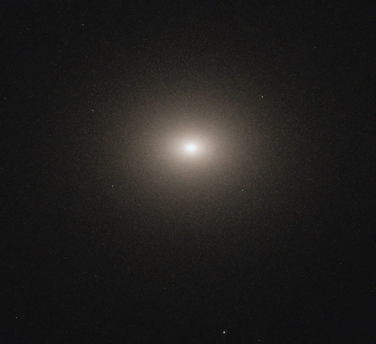 M 32 photographiée par Hubble